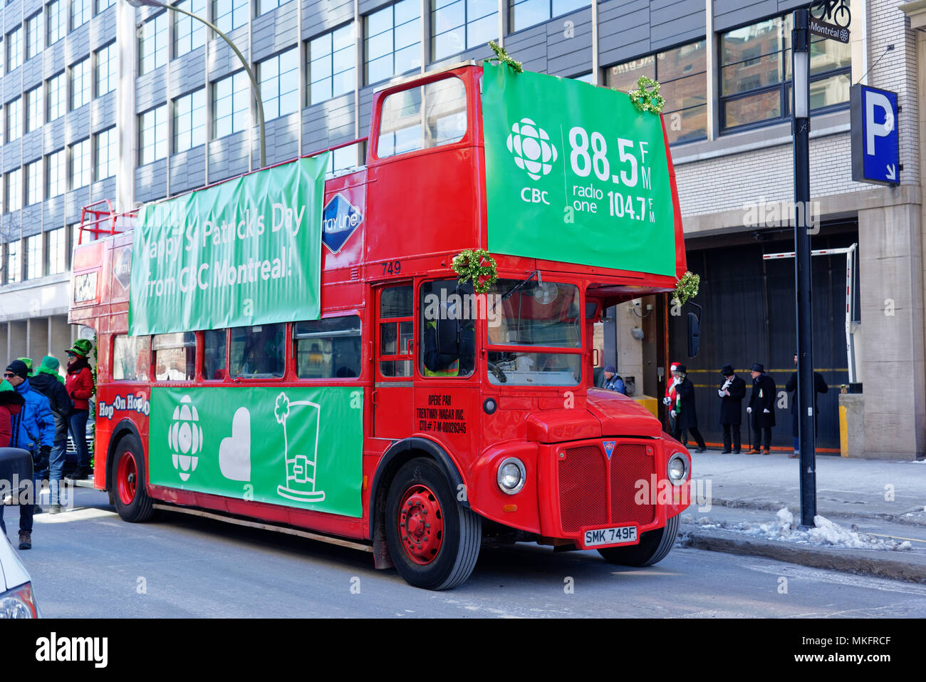 Ein roter Doppeldeckerbus Routemaster in Montreal in der St. Patrick's Day Parade Stockfoto