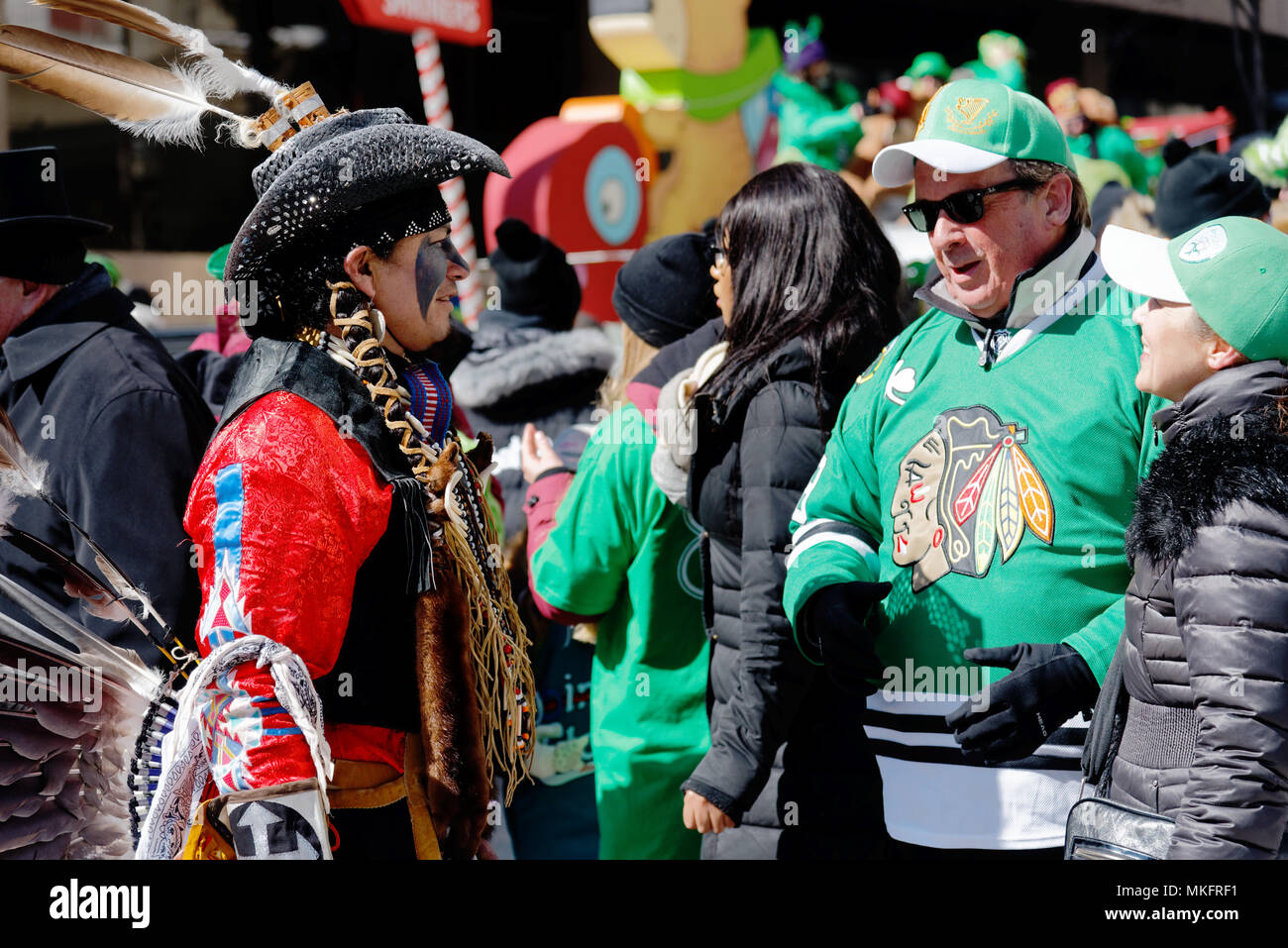 Eine Indianische in voller Mohawk Kostüm in Montreal St. Patrick's Day Parade Stockfoto