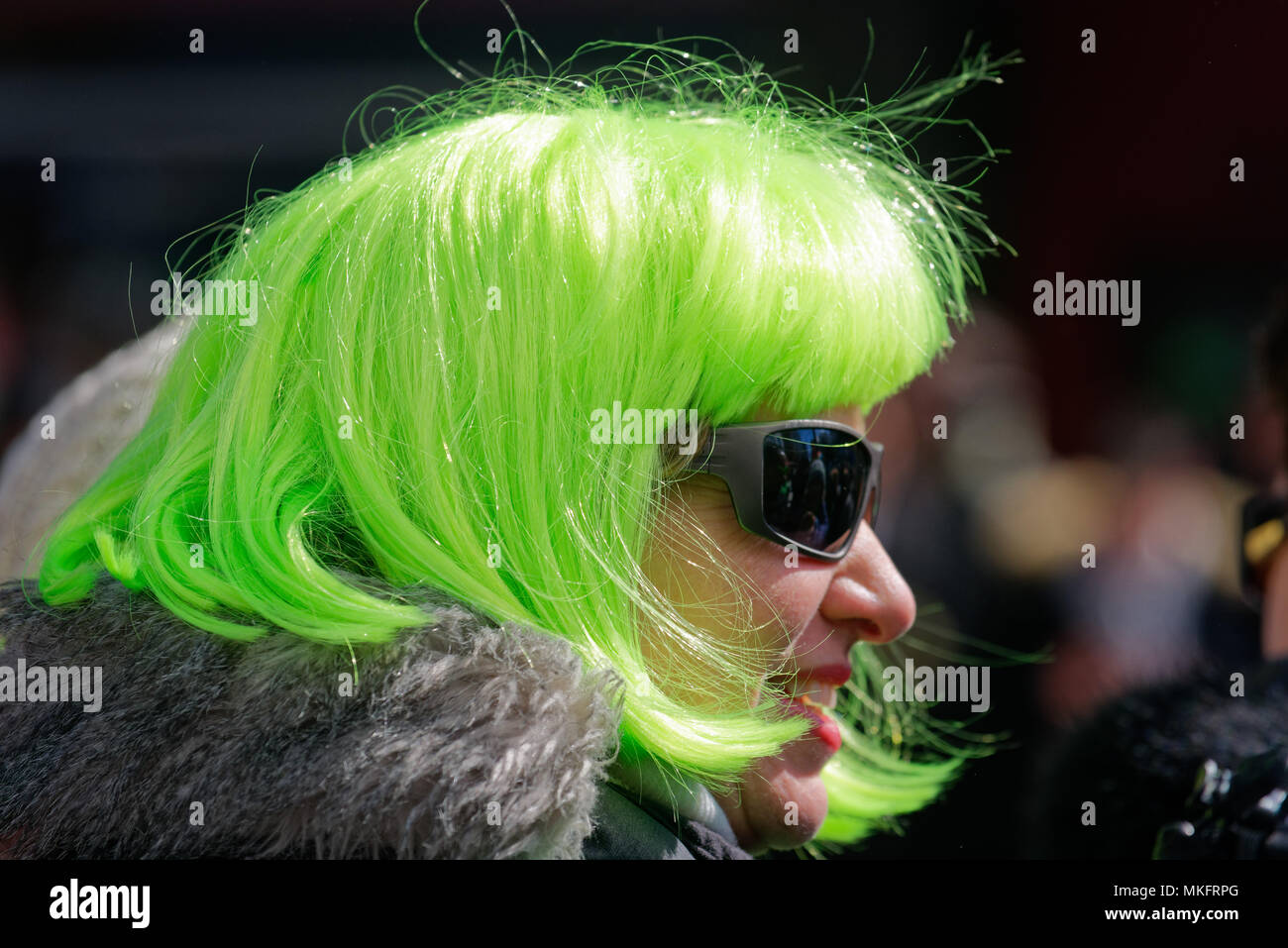 Eine Frau trägt eine helle grüne Perücke im Montreal St. Patrick's Day Parade Stockfoto