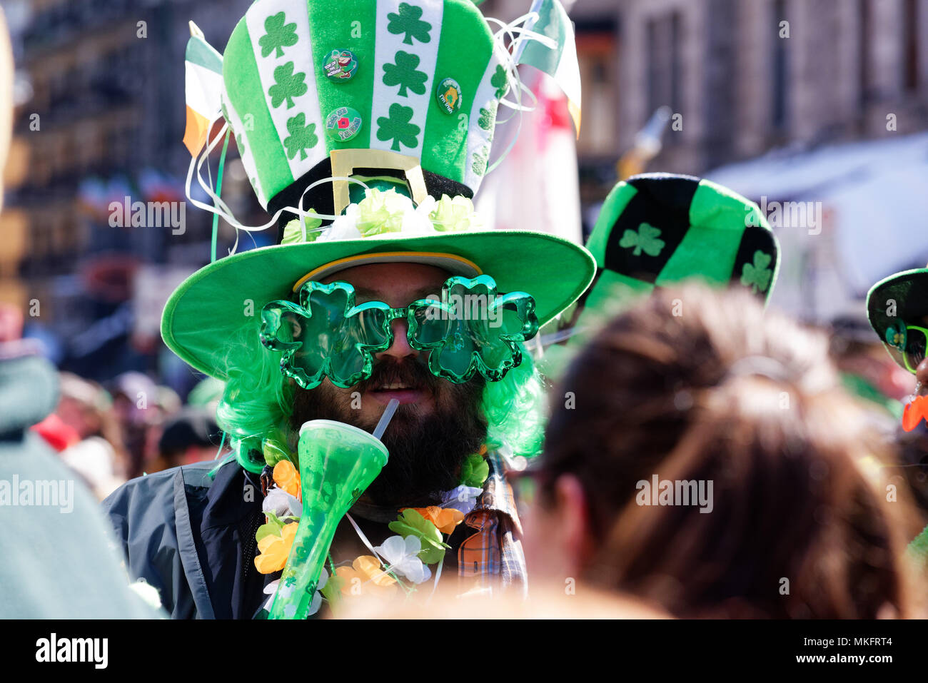Ein Mann, der Shamrock geformte Sonnenbrille am Montreal St. Patricks Day Parade Stockfoto