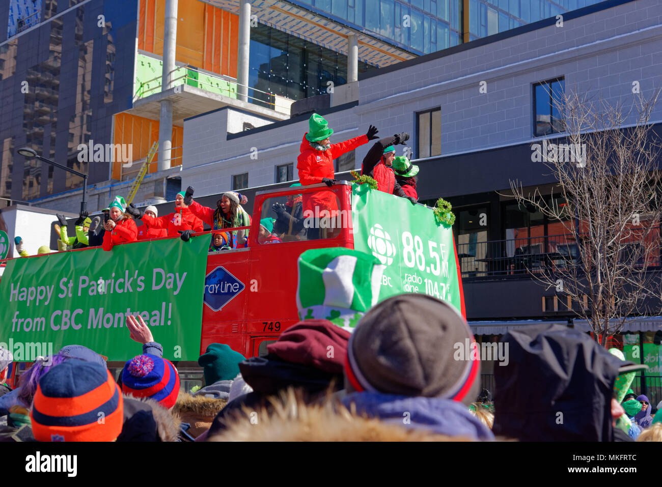 Ein roter Doppeldeckerbus Routemaster in Montreal in der St. Patrick's Day Parade Stockfoto