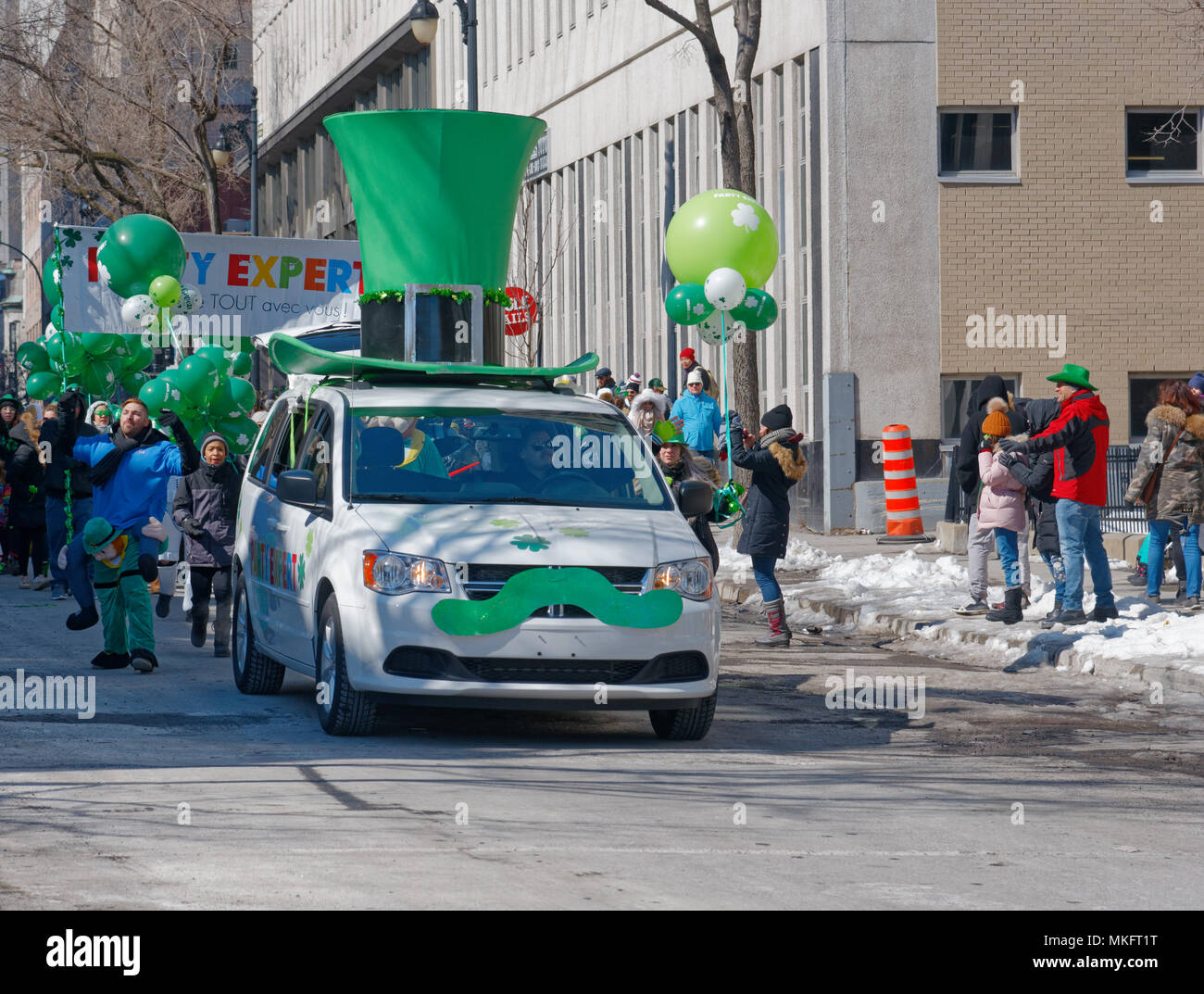 Ein Auto mit einem grünen Hut in der Montreal St. Patrick's Day Parade Stockfoto