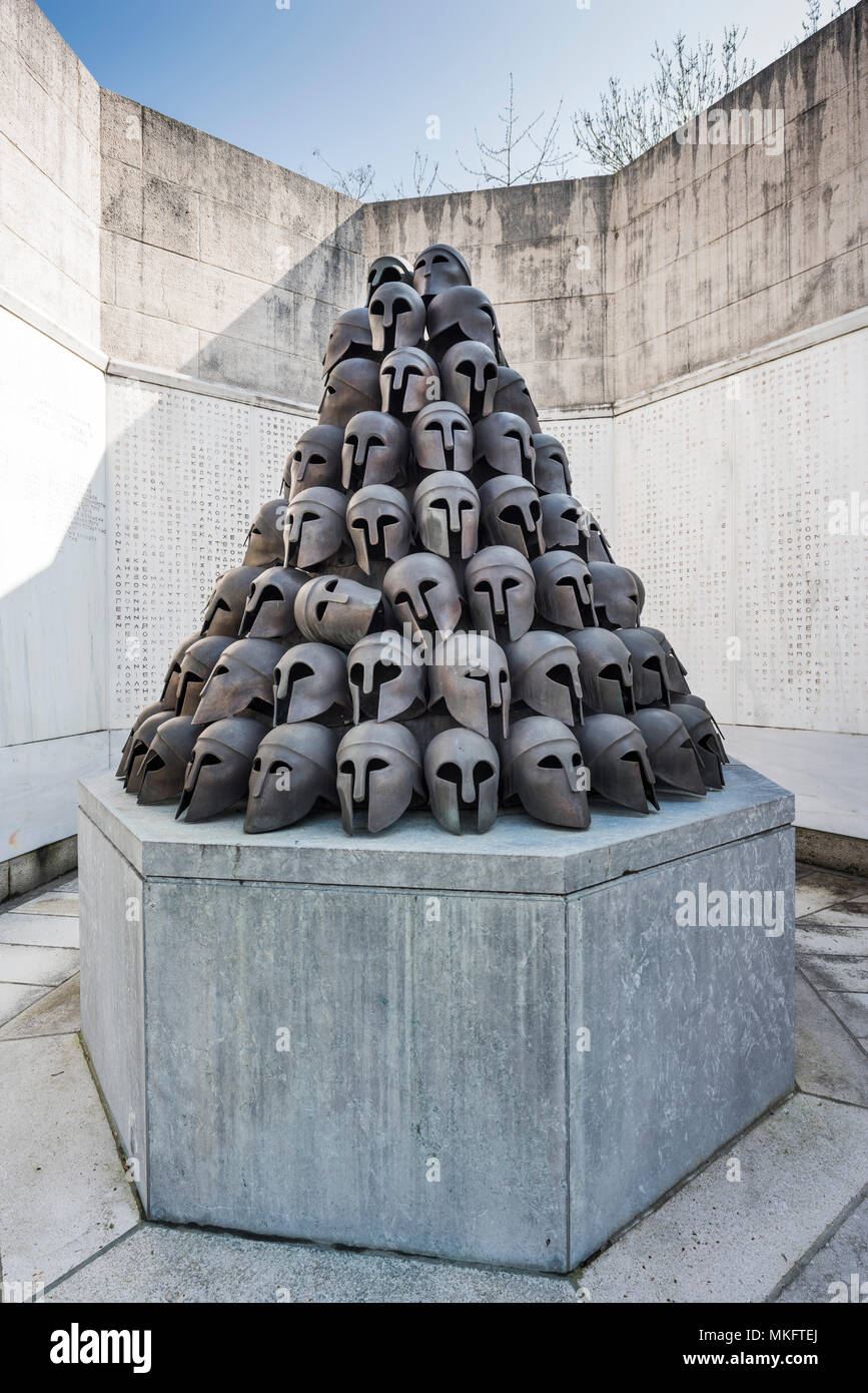 Griechische Denkmal, Hellenistische inspirierten Helme, Alliierte Monument, Memorial Interallié, 1. Weltkrieg Memorial, Lüttich, Wallonien Stockfoto