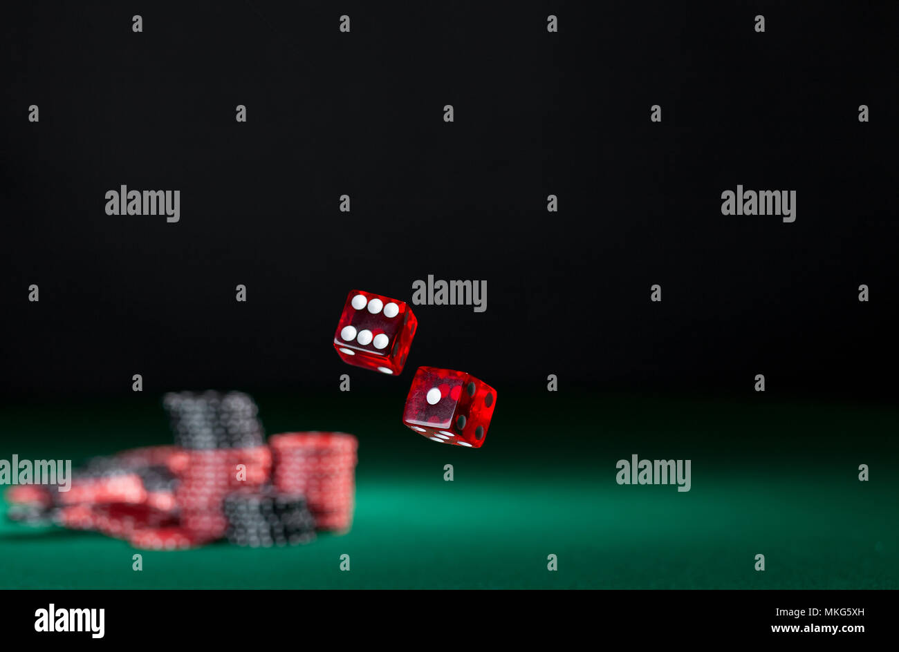 Würfeln, die verschiedene Nummern. Craps Casino chips Aktion und Zimmer im Rahmen für Kopie Raum Stockfoto