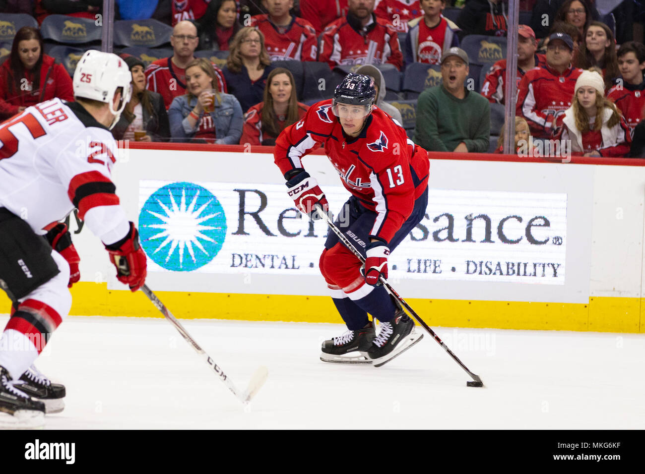 Washington Capitals linken Flügel Jakub Vrana (13) Sucht einen Pass. Stockfoto