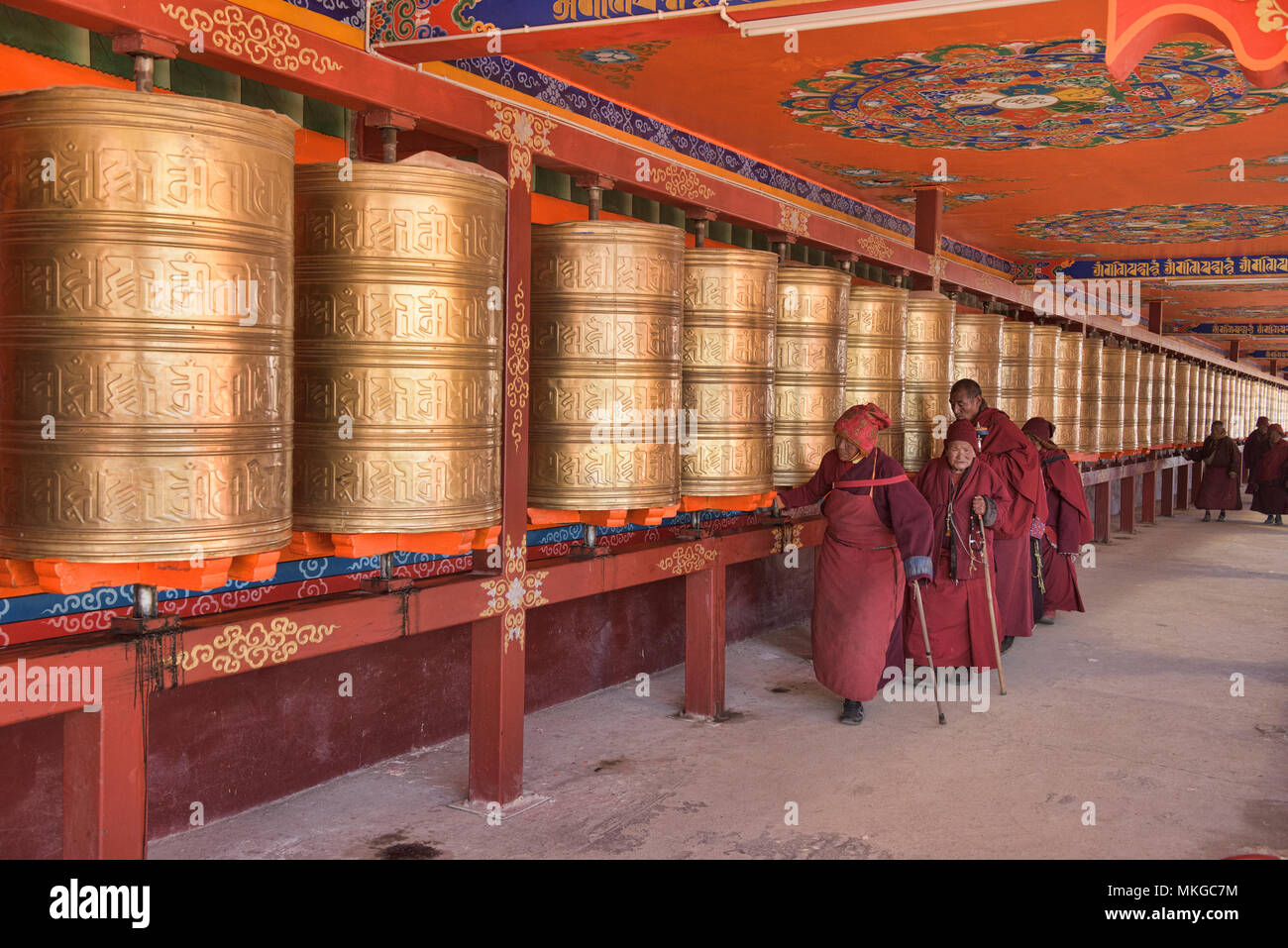 Tibetische Mönche und Nonnen sich drehenden Gebetsmühlen, Yarchen Gar, Sichuan, China Stockfoto