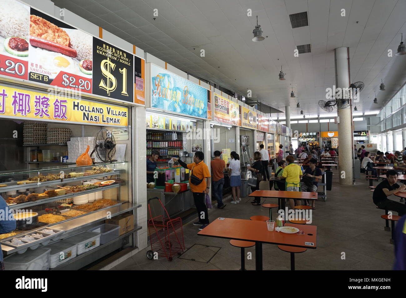 Ein Food Court in Singapur, Verkauf, eine Vielfalt an lokalen Speisen Stockfoto