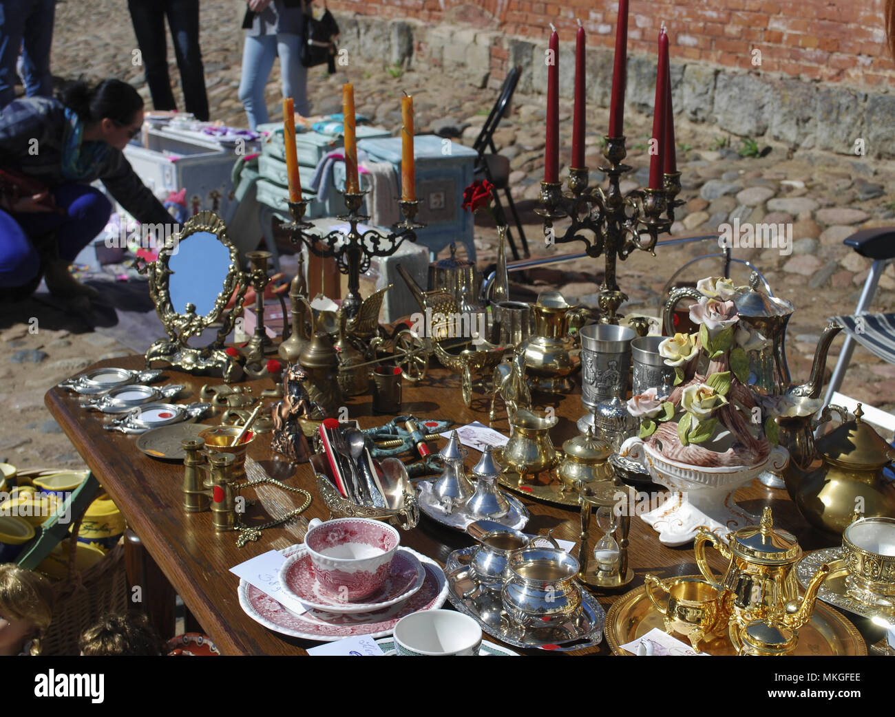 Daugavpils/Lettland - 5. Mai 2018: Flohmarkt war im Urlaub in Daugavpils Festung. Menschen verkaufen ihre alten Sachen. Stockfoto