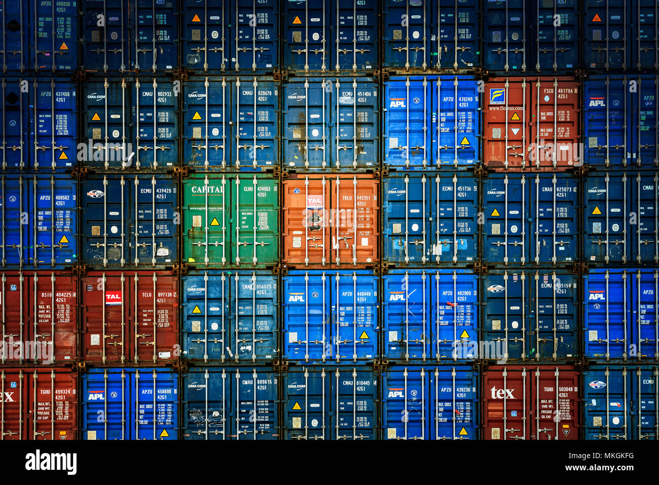 Gestapelte Cargo Container im Hamburger Hafen, Deutschland Stockfoto