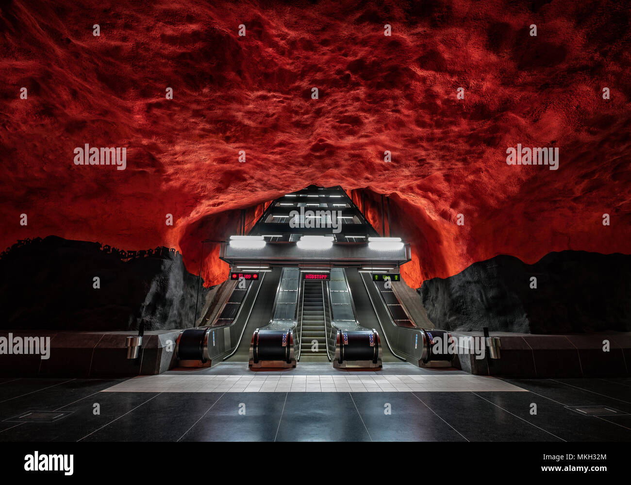 Stockholm, Solna, Schweden - 6. Mai 2018: Alle Stockholm Station hat ihren eigenen Kunst Dekoration. Eine der längsten u-bahn Galerie in der w Stockfoto