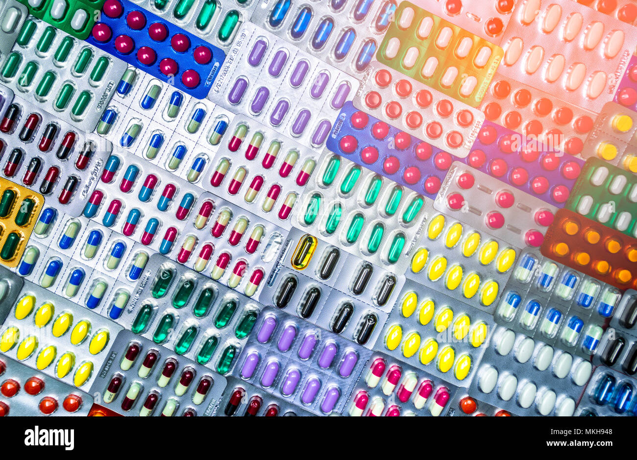 Bunte Tabletten und Kapseln Pille in Blisterverpackung mit schönen Muster mit flare Licht angeordnet. Pharmazeutische Industrie Konzept. Apotheke Stockfoto