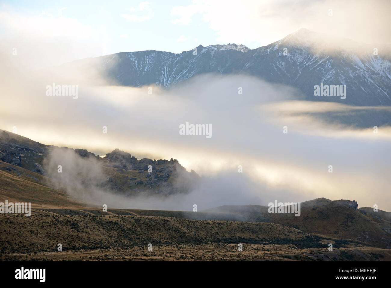 Nebel Rollen in über die Ausläufer der südlichen Alpen in Canterbury, Südinsel, Neuseeland Stockfoto