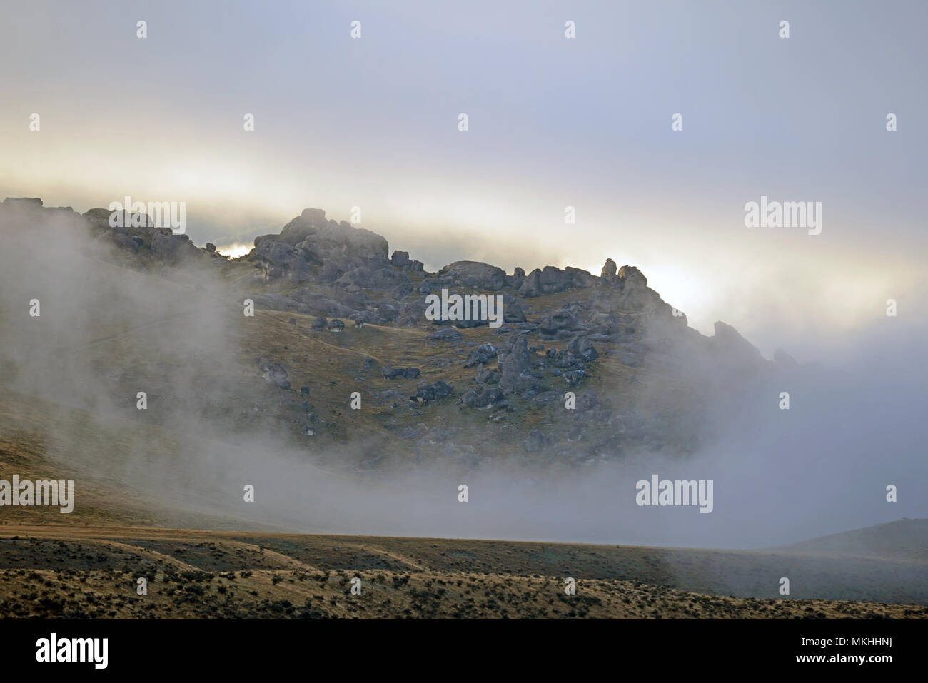 Wolke rollt über die Ausläufer der südlichen Alpen in Canterbury, Südinsel, Neuseeland Stockfoto