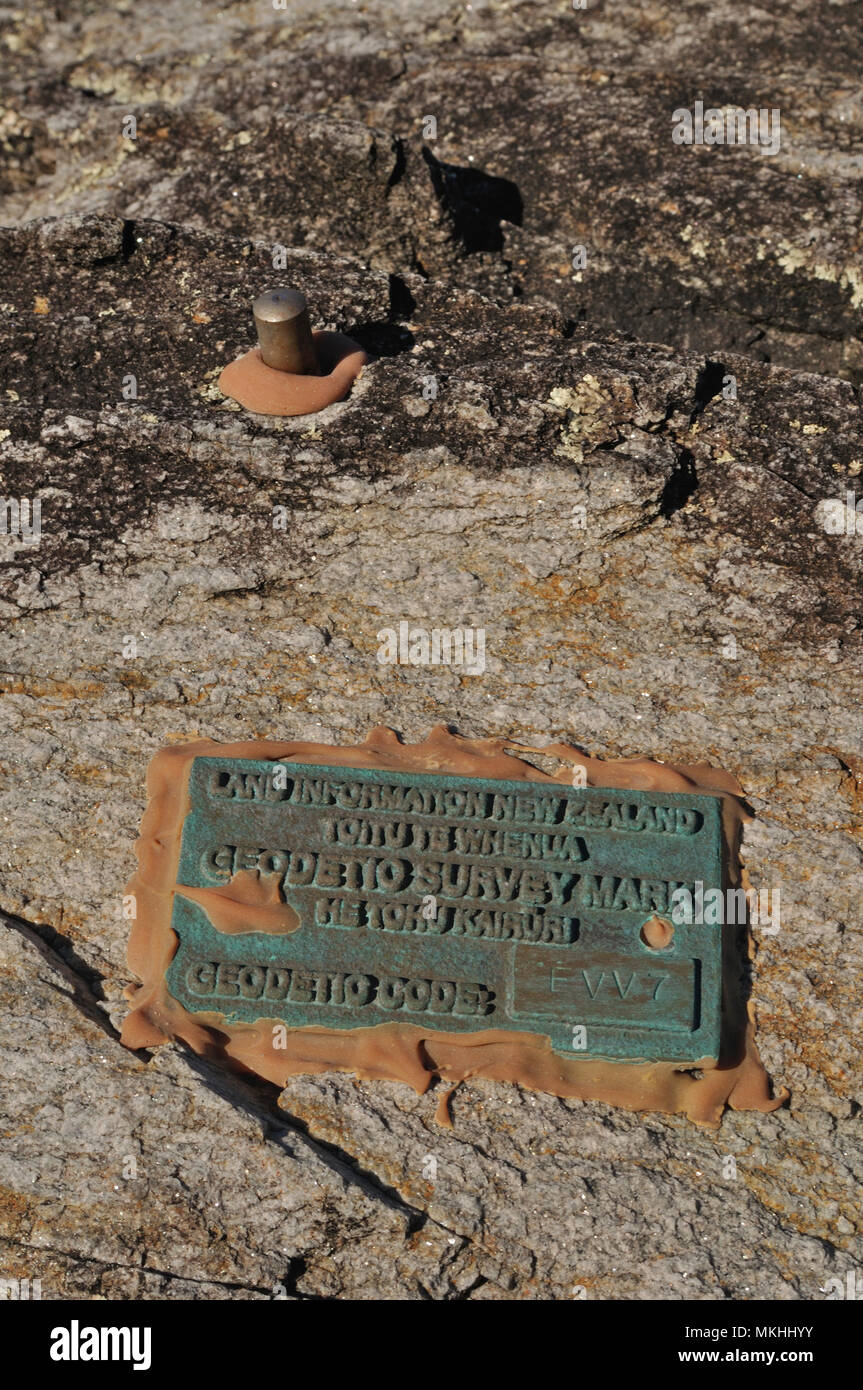 Eine geodätische Umfrage mark hilft Bewegung der Landmasse in der Nähe von Charleston, South Island, Neuseeland zu überwachen Stockfoto