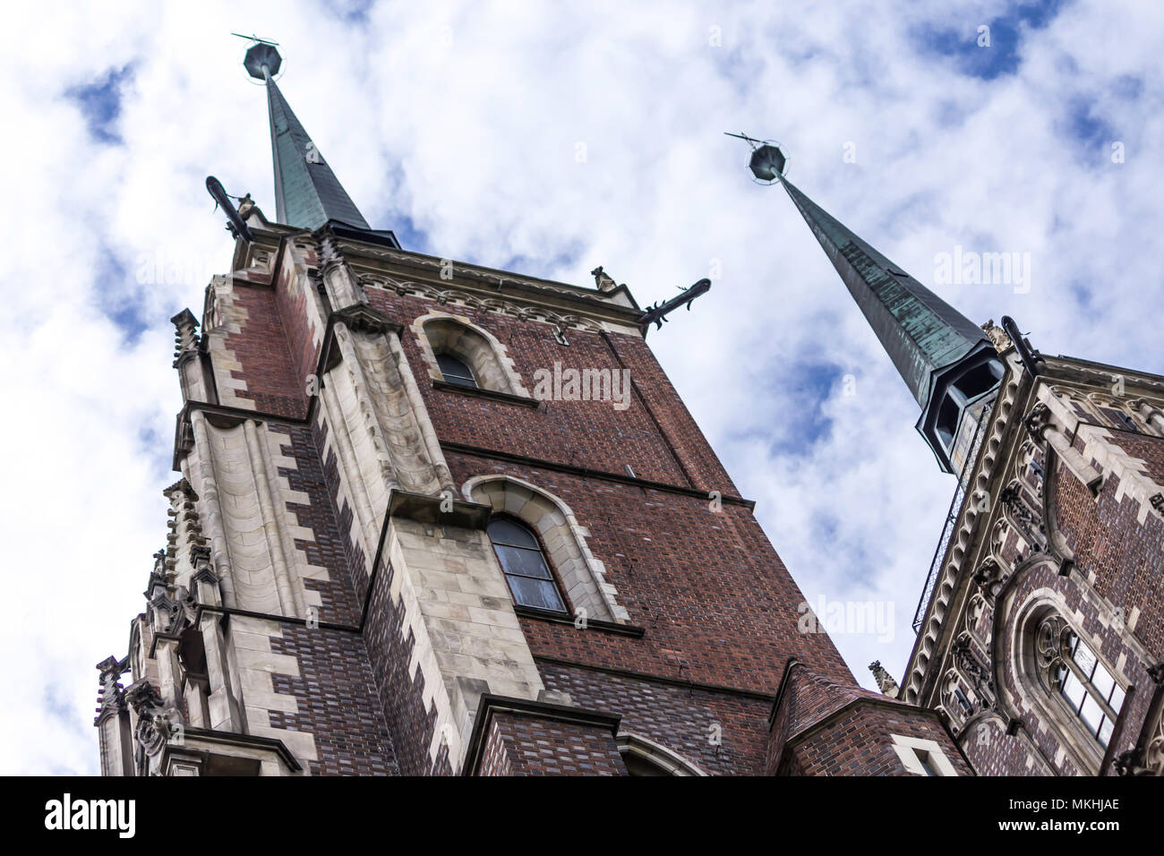 Zwei Türme der Kathedrale im gotischen Stil. Fassaden, ein Kupfer Turmspitze, Skulpturen, Stein Dekor. Dom St. Johannes der Täufer in Wroclaw, Polen. Stockfoto