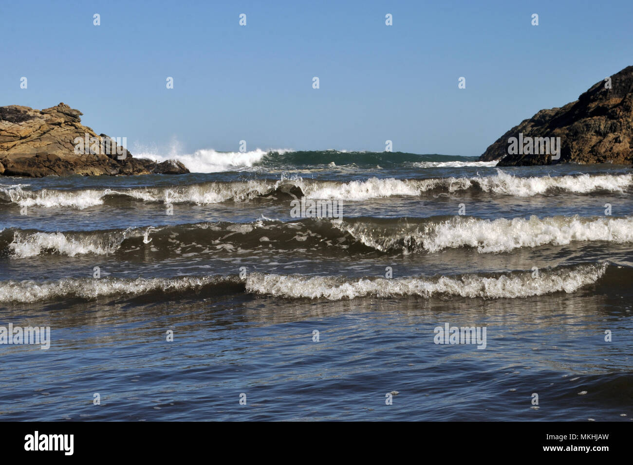 Ankommenden Wellen dringen in konstanten Bucht an der Westküste von Neuseeland Stockfoto