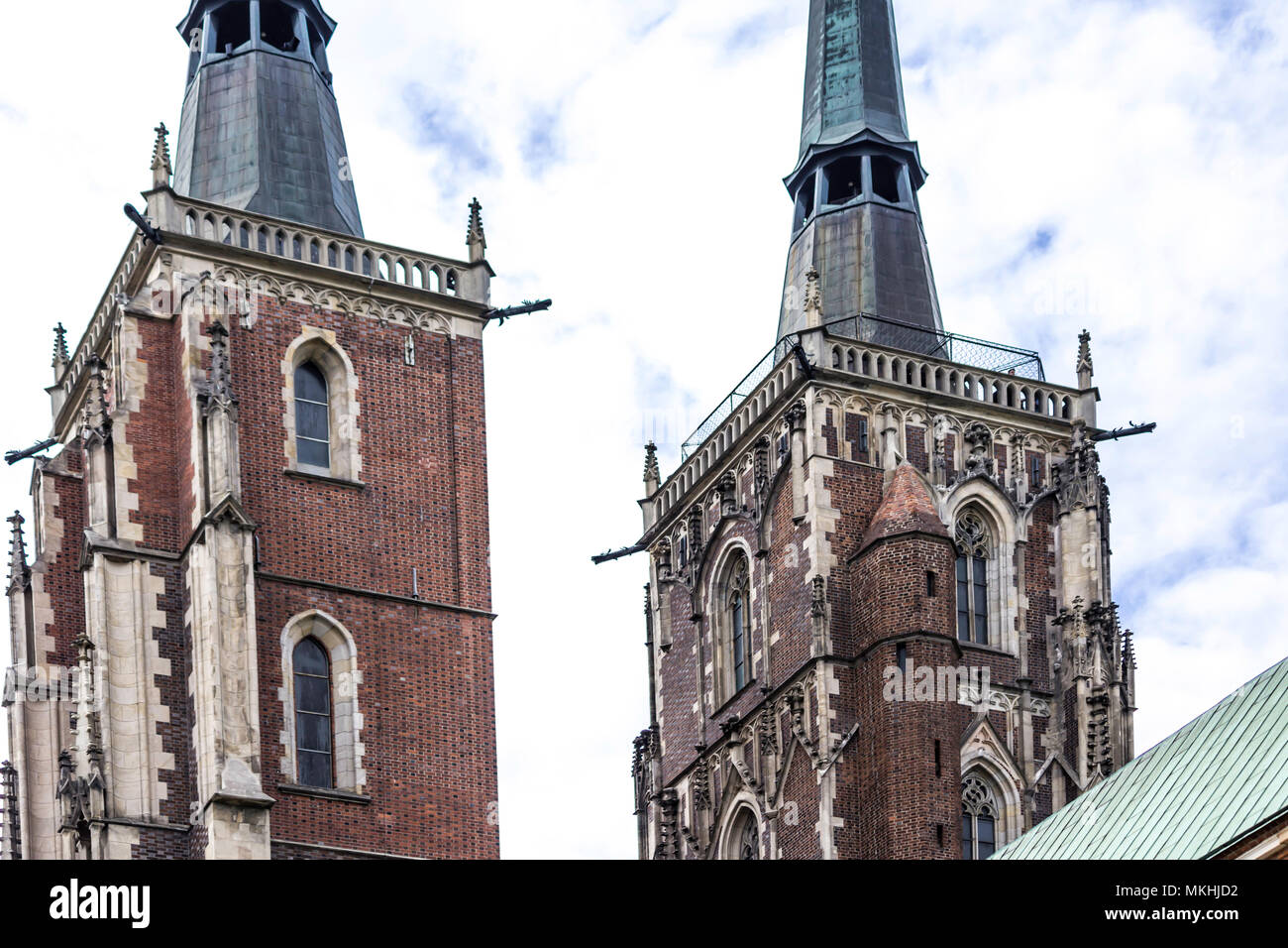 Zwei Türme der Kathedrale im gotischen Stil. Fassaden, ein Kupfer Turmspitze, Skulpturen, Stein Dekor. Dom St. Johannes der Täufer in Wroclaw, Polen. Stockfoto