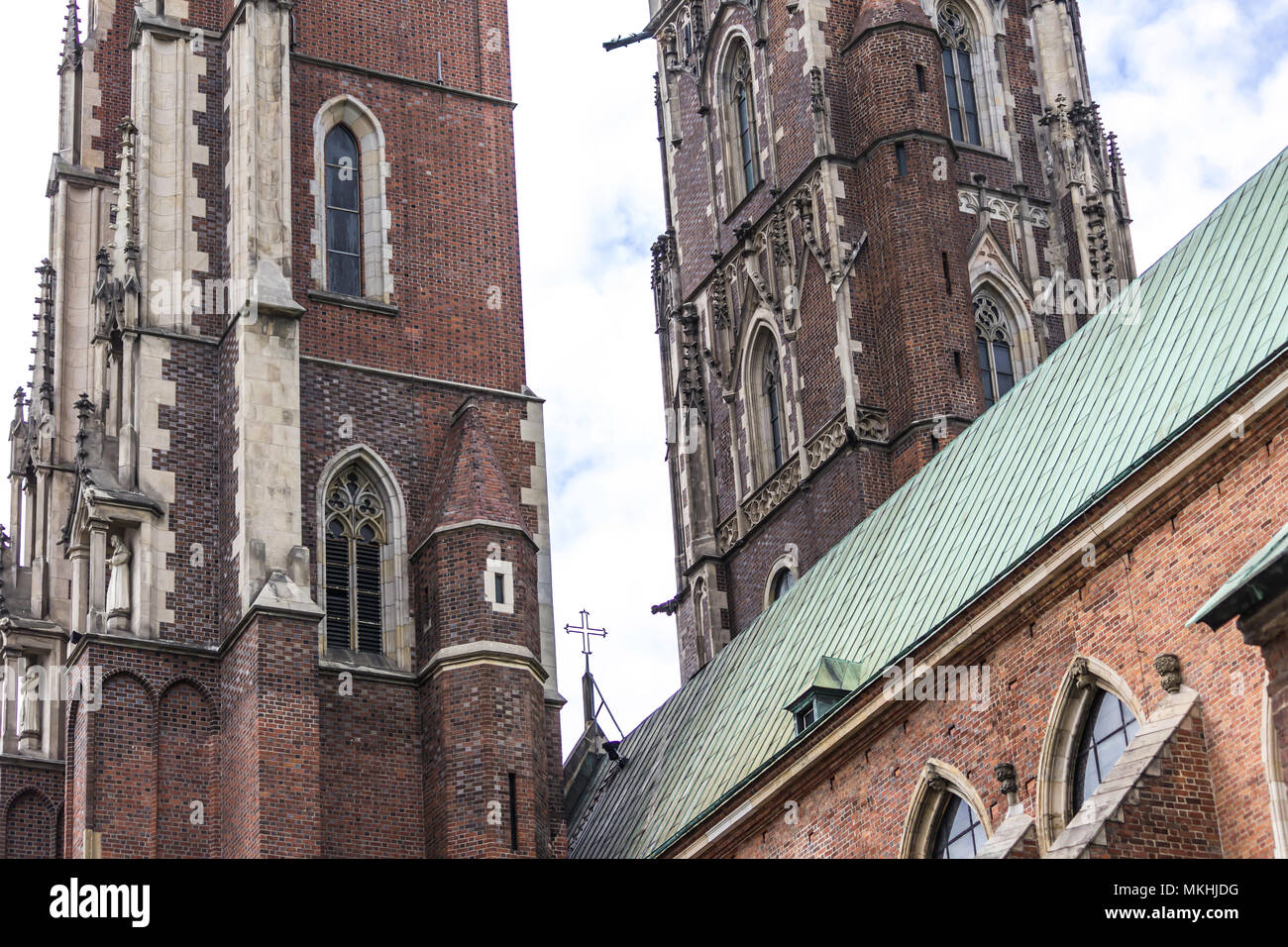 Zwei Türme der Kathedrale im gotischen Stil. Fassaden, ein Kupfer Turmspitze, Skulpturen, Stein Dekor. Dom St. Johannes der Täufer in Wroclaw, Polen. Stockfoto