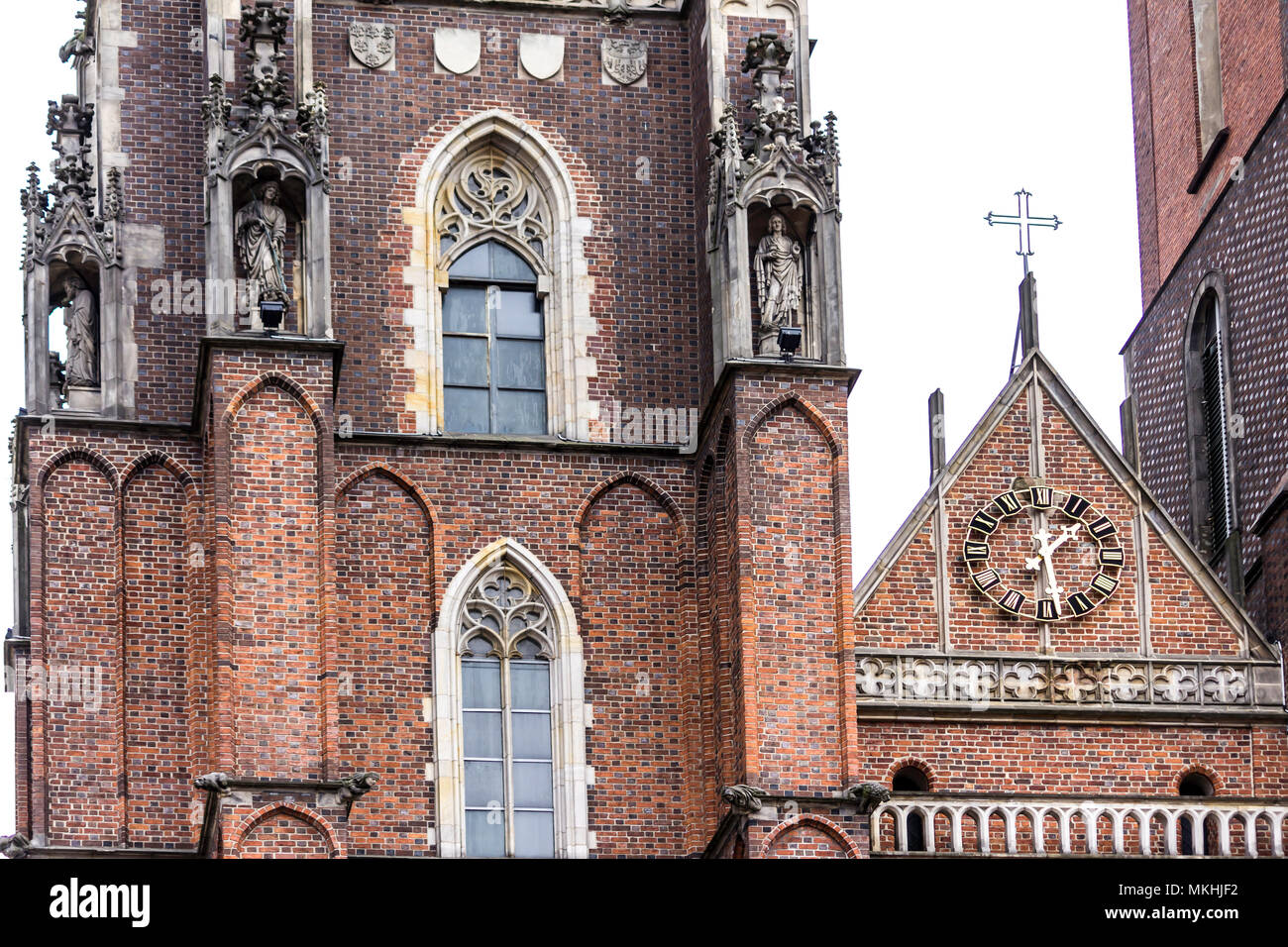 Zwei Türme der Kathedrale im gotischen Stil. Fassaden, ein Kupfer Turmspitze, Skulpturen, Stein Dekor. Dom St. Johannes der Täufer in Wroclaw, Polen. Stockfoto