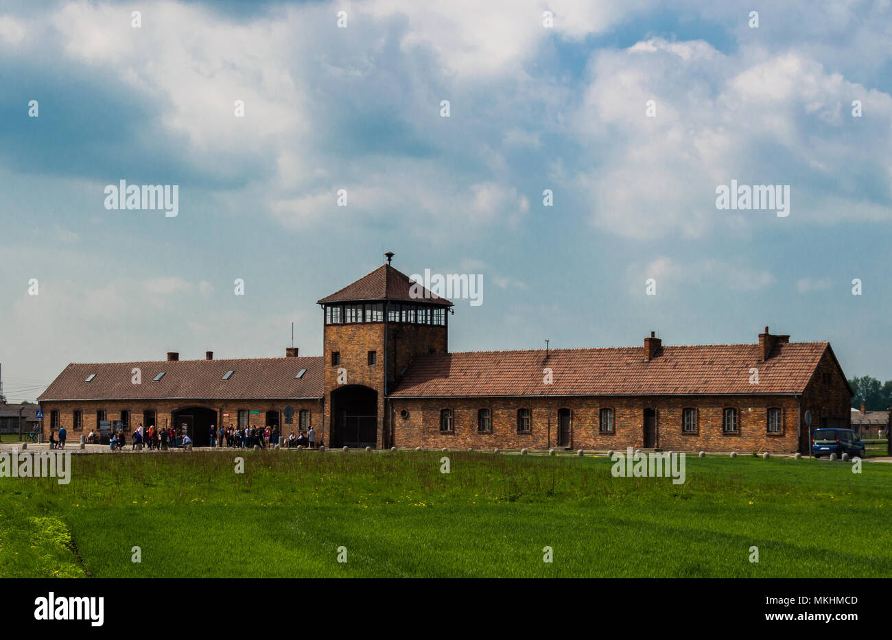 Haupteingang Konzentrationslager Auschwitz II Birkenau in Oświęcim, Polen zu Nazi. Schöne Sicht auf das Tor der an einem sonnigen Frühlingstag. Stockfoto