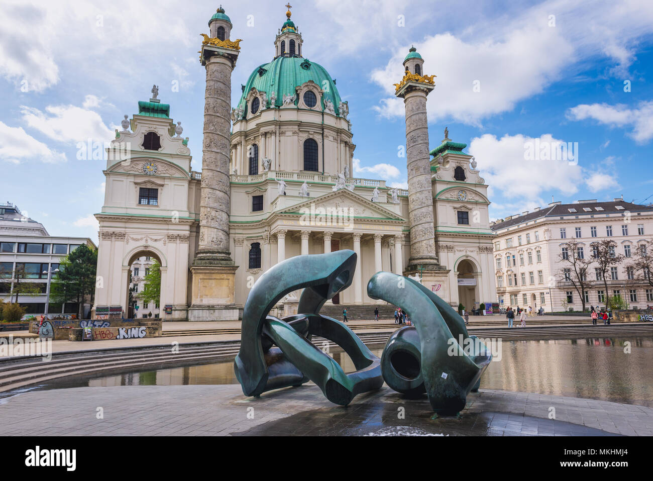 Hill Arches Skulptur von Henry Moore vor der Karlskirche genannt - Kirche des Heiligen Karl Borromäus in Wien, Österreich Stockfoto