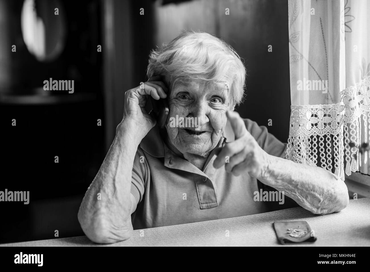 Eine ältere russische frau Gespräch am Handy. Stockfoto