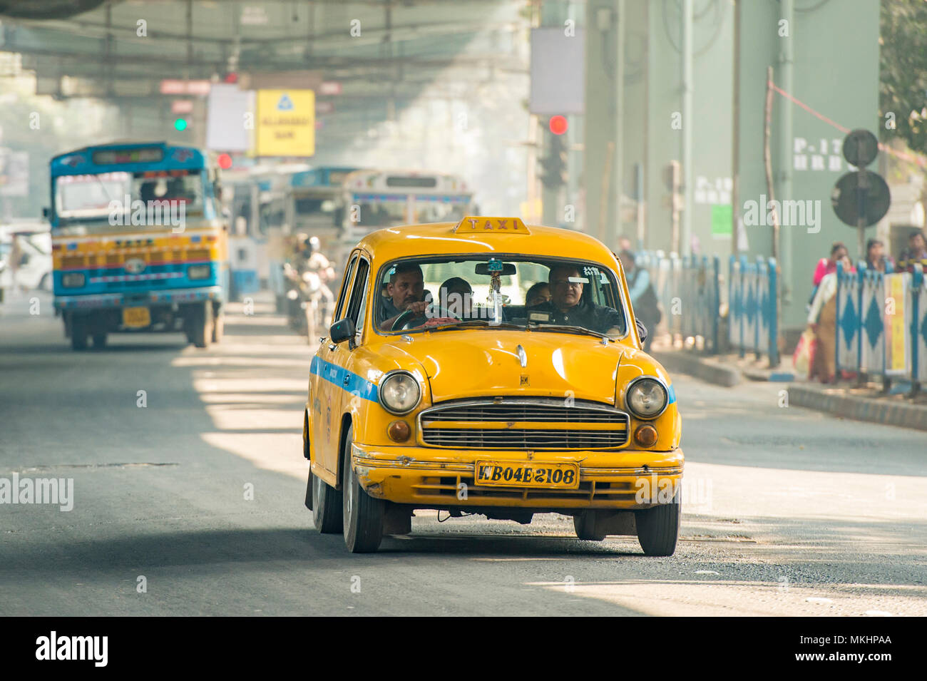 KOLKATA, INDIEN - 21 Jan 2018: Botschafter Cab Taxi fährt, fahren durch die Straßen von Kalkutta mit einigen Kunden an Bord am 21. Januar 2018 Stockfoto