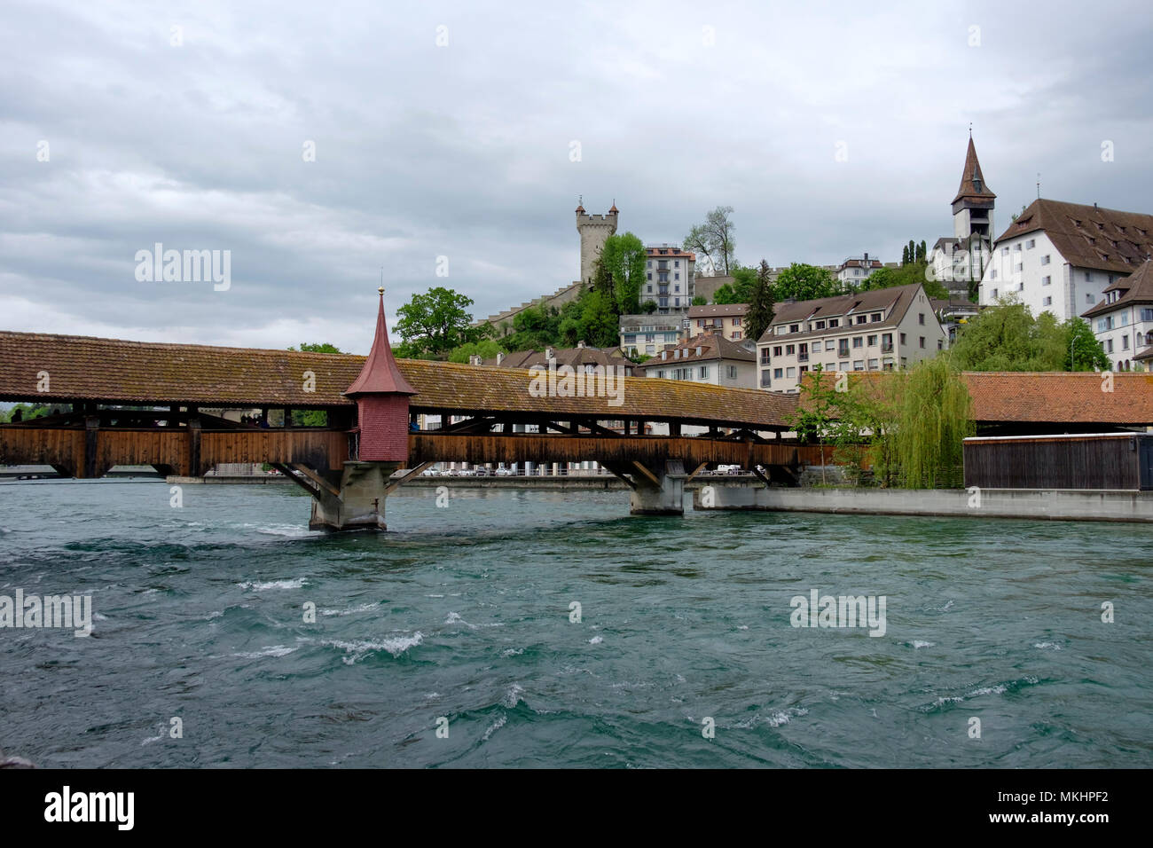 Spreuerbrücke oder Spreuerbrücke, 15. Jahrhundert, überdachte Fußgängerbrücke mit einer Reihe von Gemälden mit Todesmotiv in Luzerner Schweiz Stockfoto