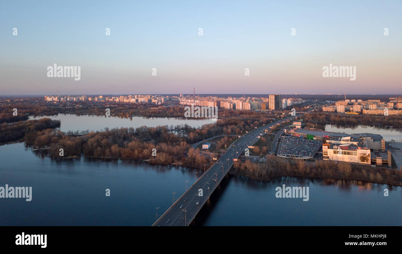 Dnjepr mit Brücke, Einkaufszentrum Skymol, Parkplatz und Truhaniv Insel von oben in Kiew, Ukraine Stockfoto