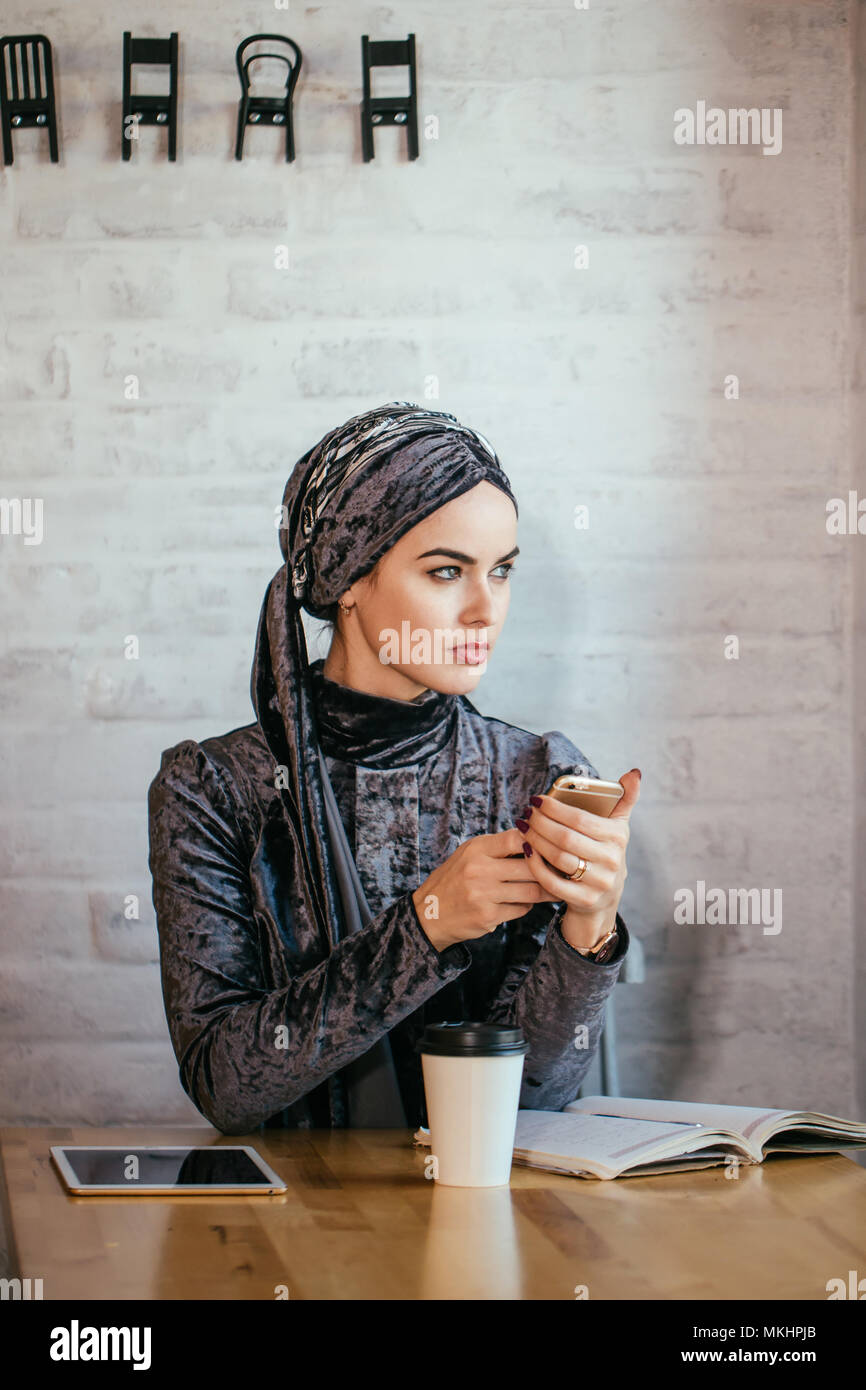 Moslemischen hijab Frauen Holding smartphonephone. Denken gute Erinnerungen. Stockfoto