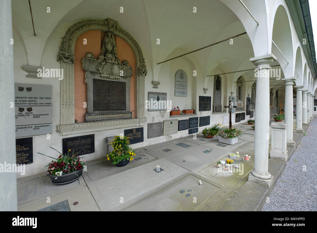 Grabsteine außerhalb der Kirche St. Leodegar in Luzerne, Schweiz, Europa Stockfoto