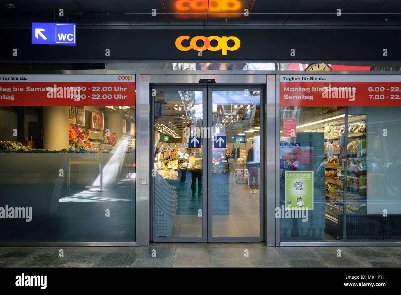 Coop Supermarkt am Bahnhof Luzern, Luzern, Schweiz, Europa Stockfotografie  - Alamy