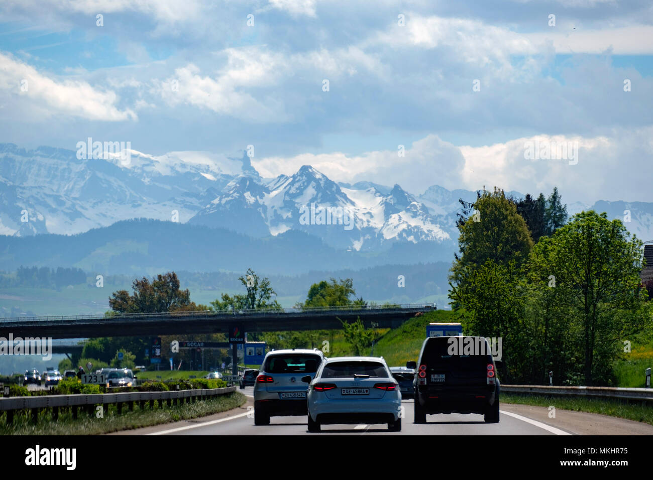 Autobahnverkehr mit Bergkette im Hintergrund, Schweiz, Europa Stockfoto