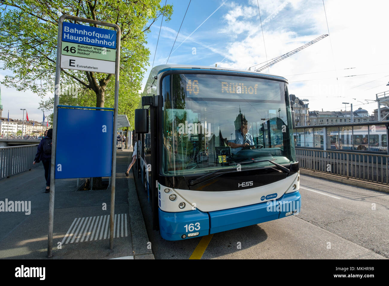 46 Bus an einer Bushaltestelle in Zürich, Schweiz, Europa Stockfotografie -  Alamy