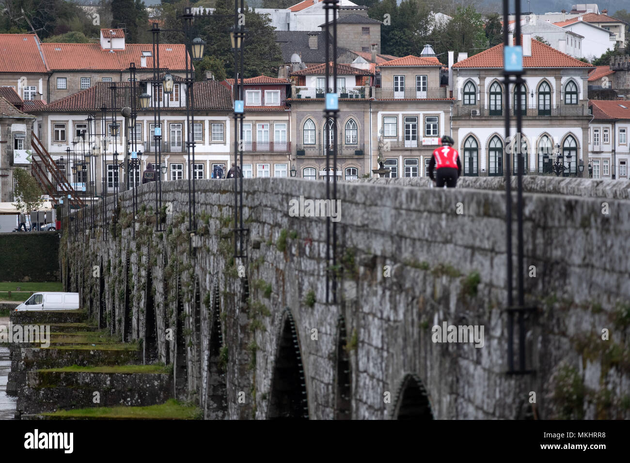Radfahrer überqueren der alten gewölbten Brücke über den Fluss Lima Ponte de Lima, Minho Region von Portugal, Europa Stockfoto