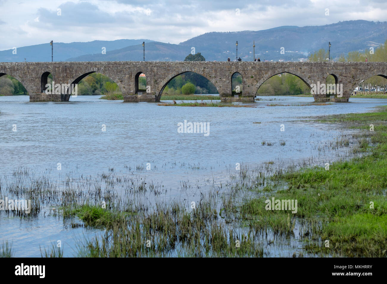 Mittelalterliche und römische Bogenbrücke über den Fluss Lima Ponte de Lima, Portugal, Europa Stockfoto