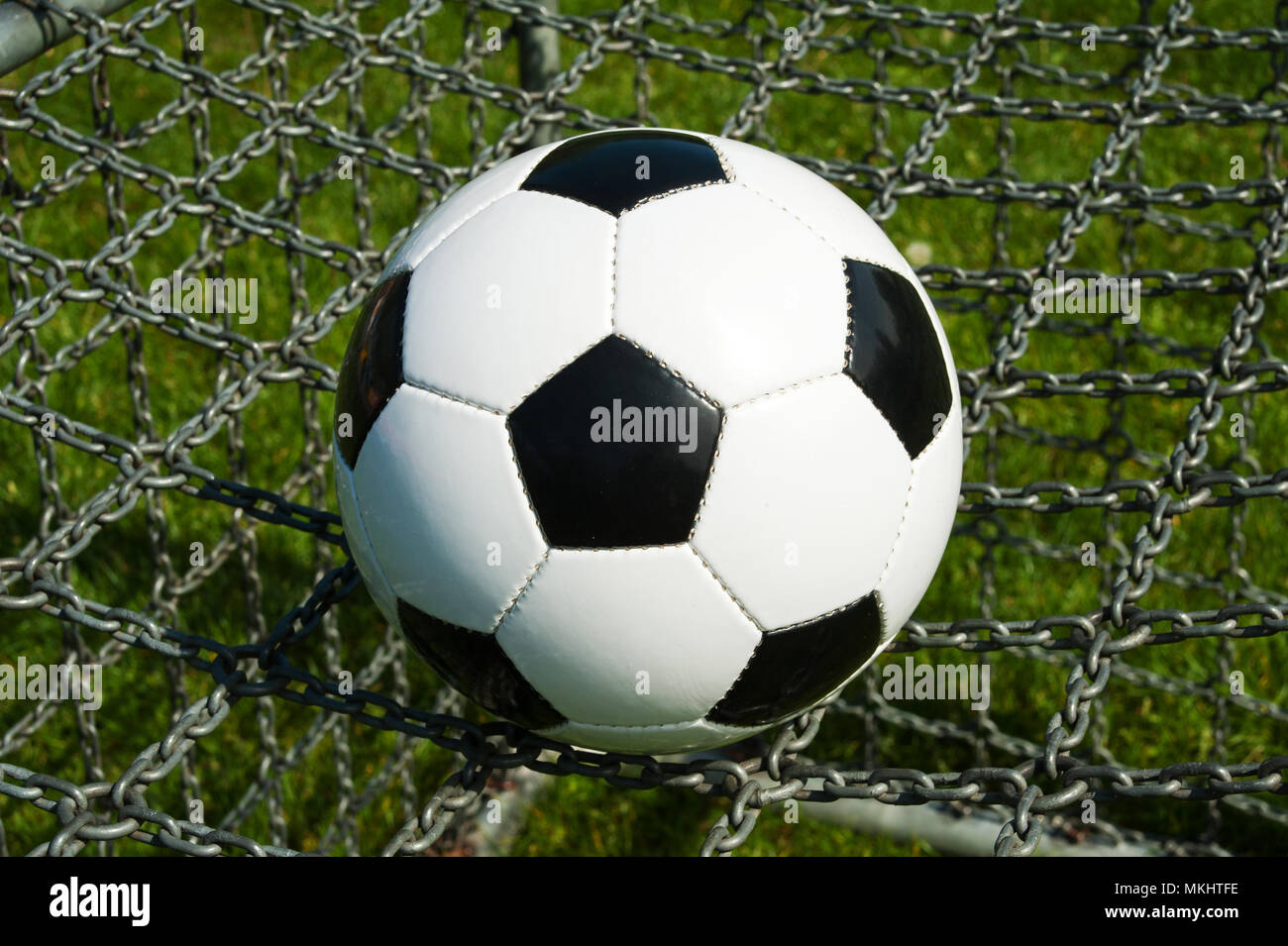 Fußball Classic Schwarz und Weiß an der Spitze einer Kette Ziel im Sommer im Freien Stockfoto