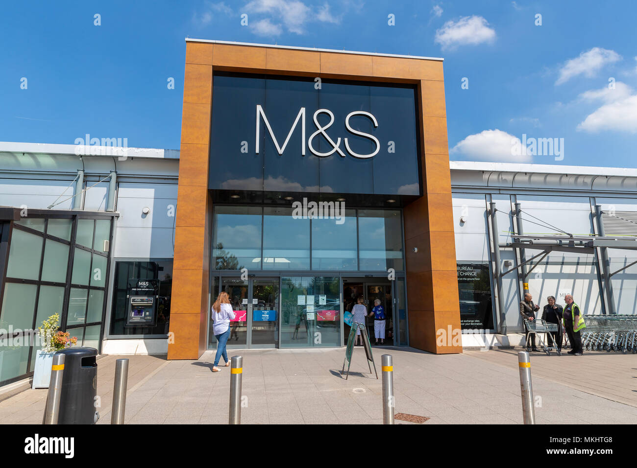 Sonntag, 06. Mai 2018 Eingang bei Marks und Spencer Store auf der Gemini Retail Park in Warrington, Cheshire, mit Käufern außerhalb Stockfoto