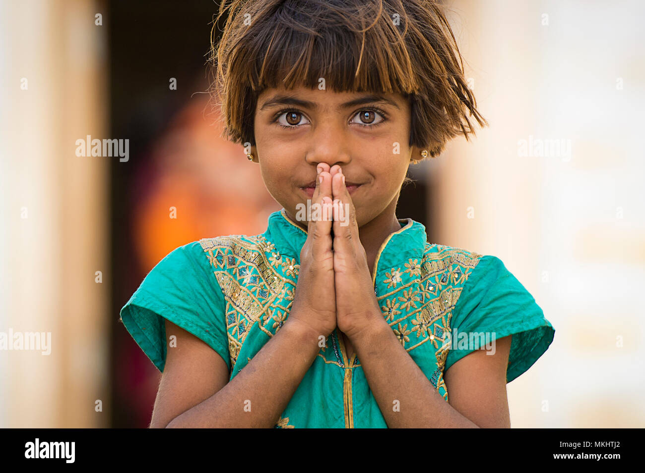 RAJASTHAN - Indien - 20. Dezember 2017. Porträt eines schönen jungen Mädchen mit ihren gefalteten Händen. Bild aus einem ländlichen Dorf in Rajasthan. Indien Stockfoto