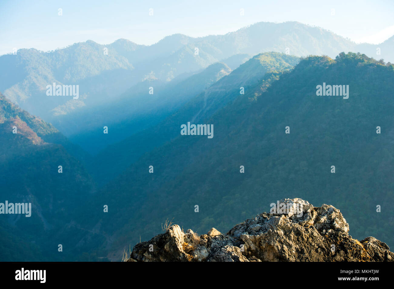 Wunderschöne grüne Gipfel der Berge in Rishikesh, Indien Stockfoto