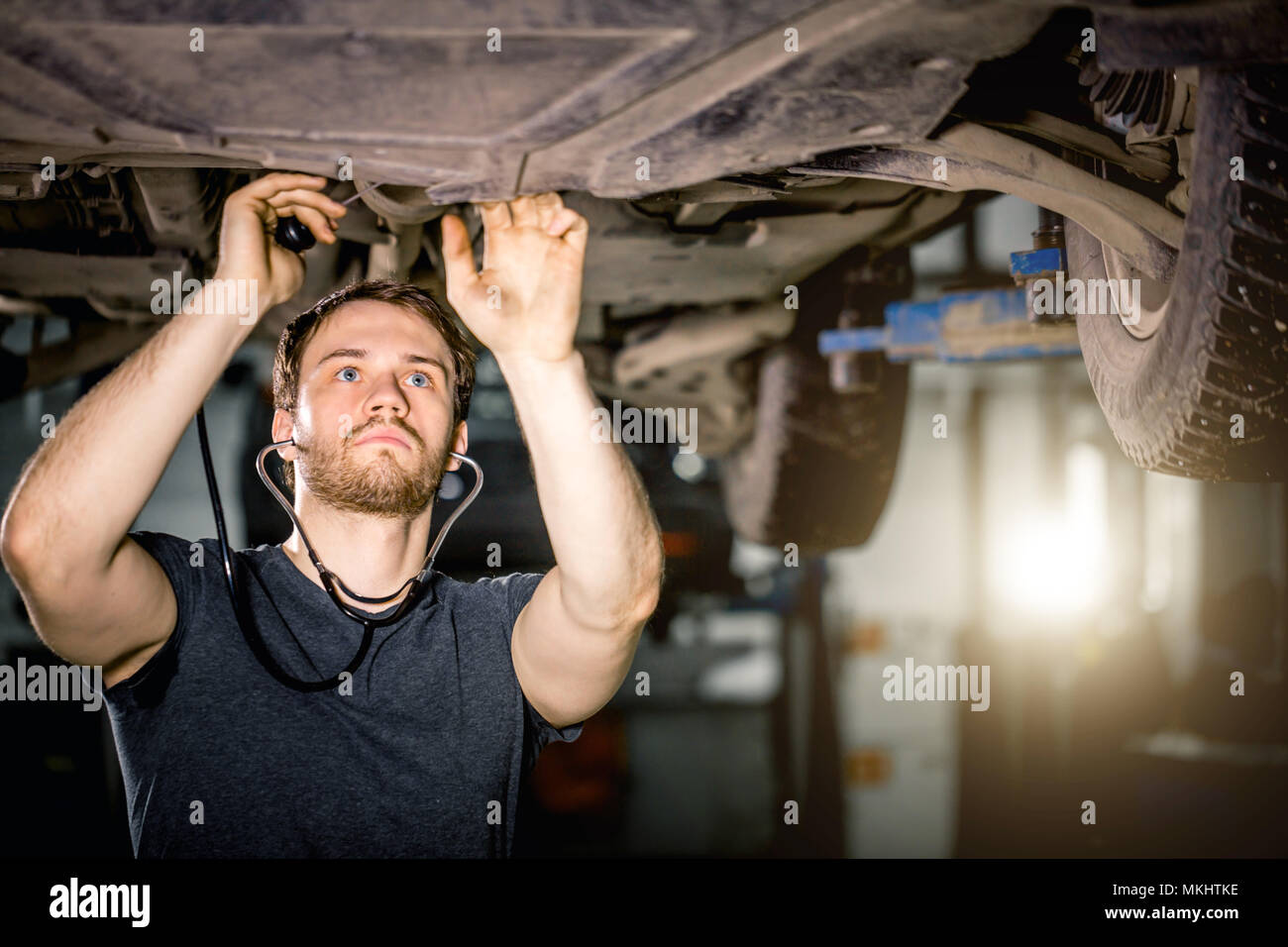 Mechaniker hören Motor mit Stethoskop in Werkstatt Stockfotografie - Alamy