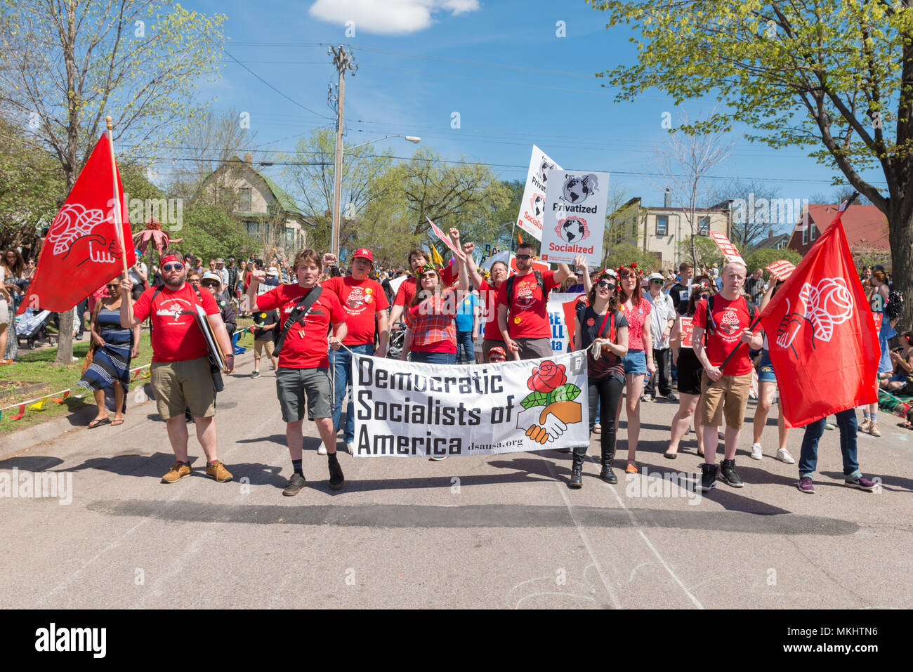 MINNEAPOLIS - 6. Mai 2018: Die demokratische Sozialisten Americs in Minneapolis jährliche May Day Parade teilnehmen. Stockfoto