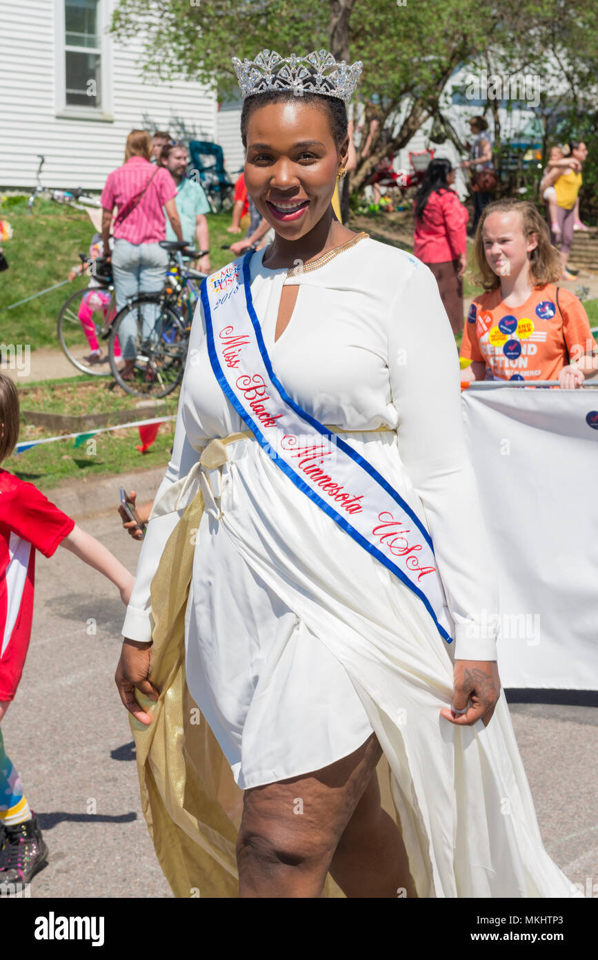 MINNEAPOLIS - 6. Mai 2018: thandisizwe Jackson-Nisan, Miss Black Minnesota USA, lächelt, während Minneapolis jährliche May Day Parade. Stockfoto