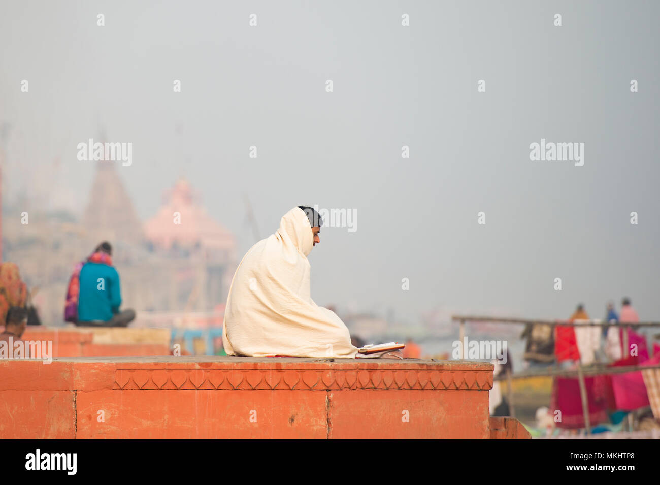 VARANASI - Indien - 12. Januar 2018. Meditation, heiliger Mann Sadhu meditieren an den ghats von Varanasi, Banaras, Uttar Pradesh, Indien, Asien Stockfoto