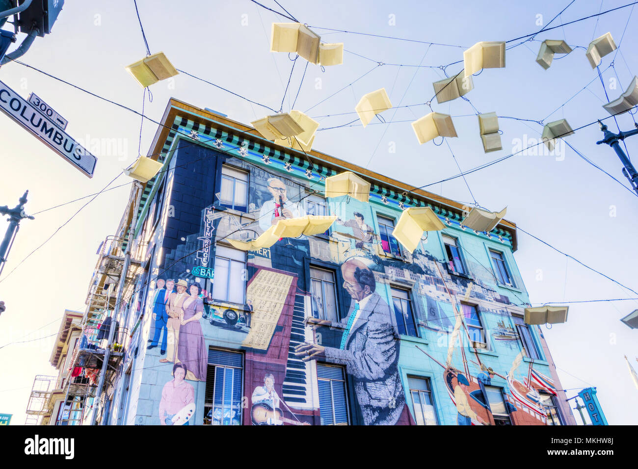 SAN FRANCISCO - Apr 2, 2018: Einzigartige Straße Lampen in der Form des Fliegens Bücher und einen Jazz Wandbild ein Gebäude schmücken in der North Beach Gemeinschaft der Stockfoto