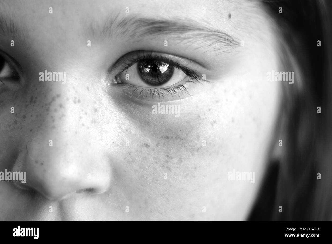 Nahaufnahme des schönen Girl's Gesicht, Sommersprossen, Augen Stockfoto