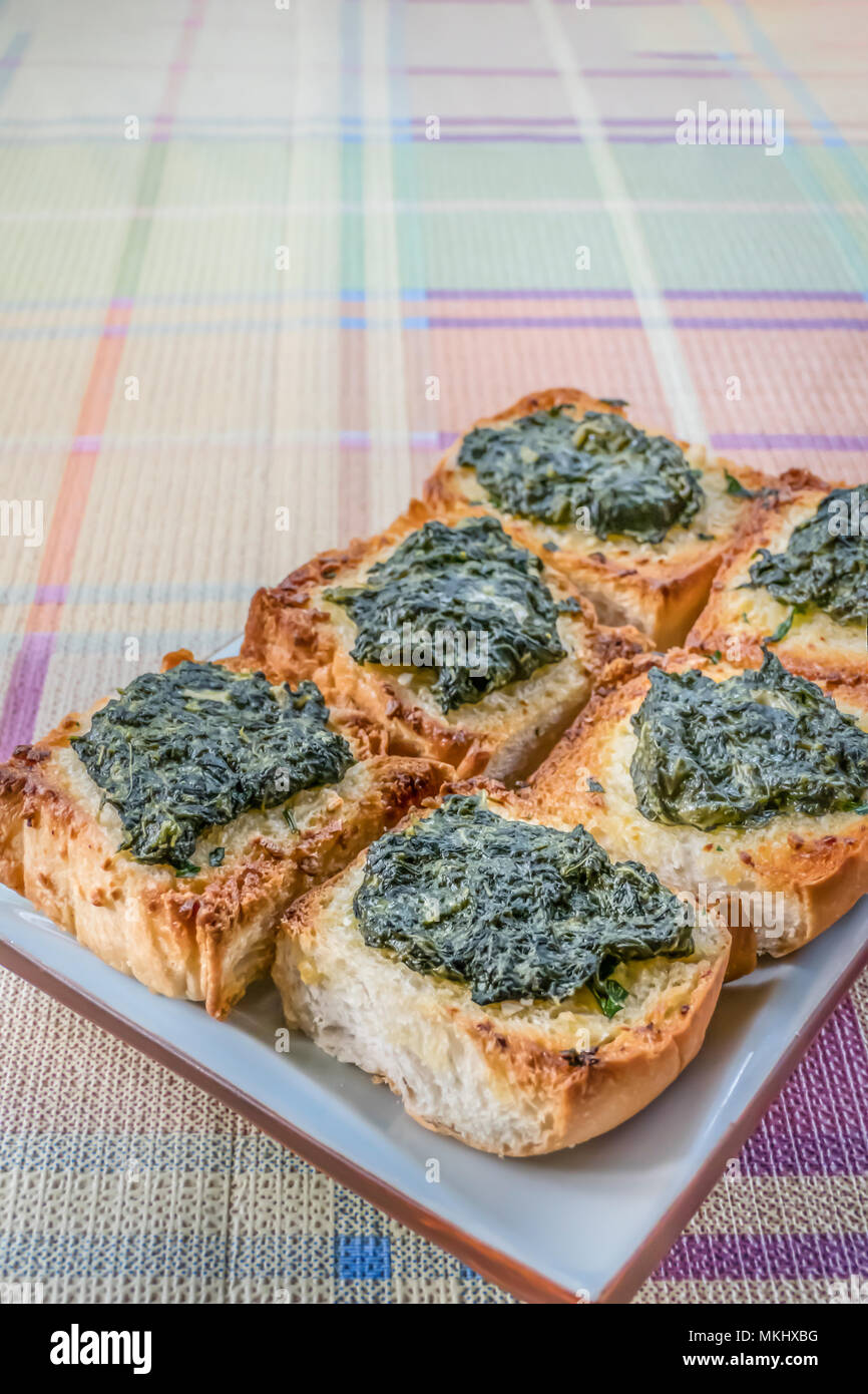 Frische hausgemachte Brot mit Käse und Spinat auf Platte Stockfoto