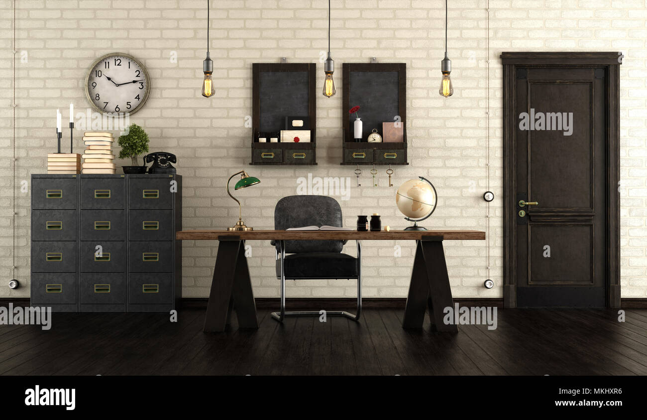 Home office im Retro Stil mit Holzmöbeln, Schreibtisch, schwarzes Gehäuse und die alte Tür - 3D-Rendering Stockfoto