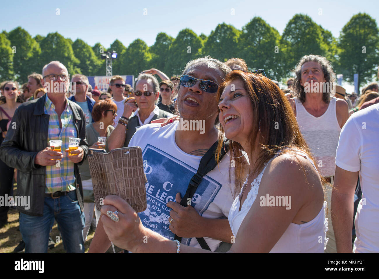 Paar mittleren Alters mit Open-Air-Konzert in den Niederlanden Stockfoto