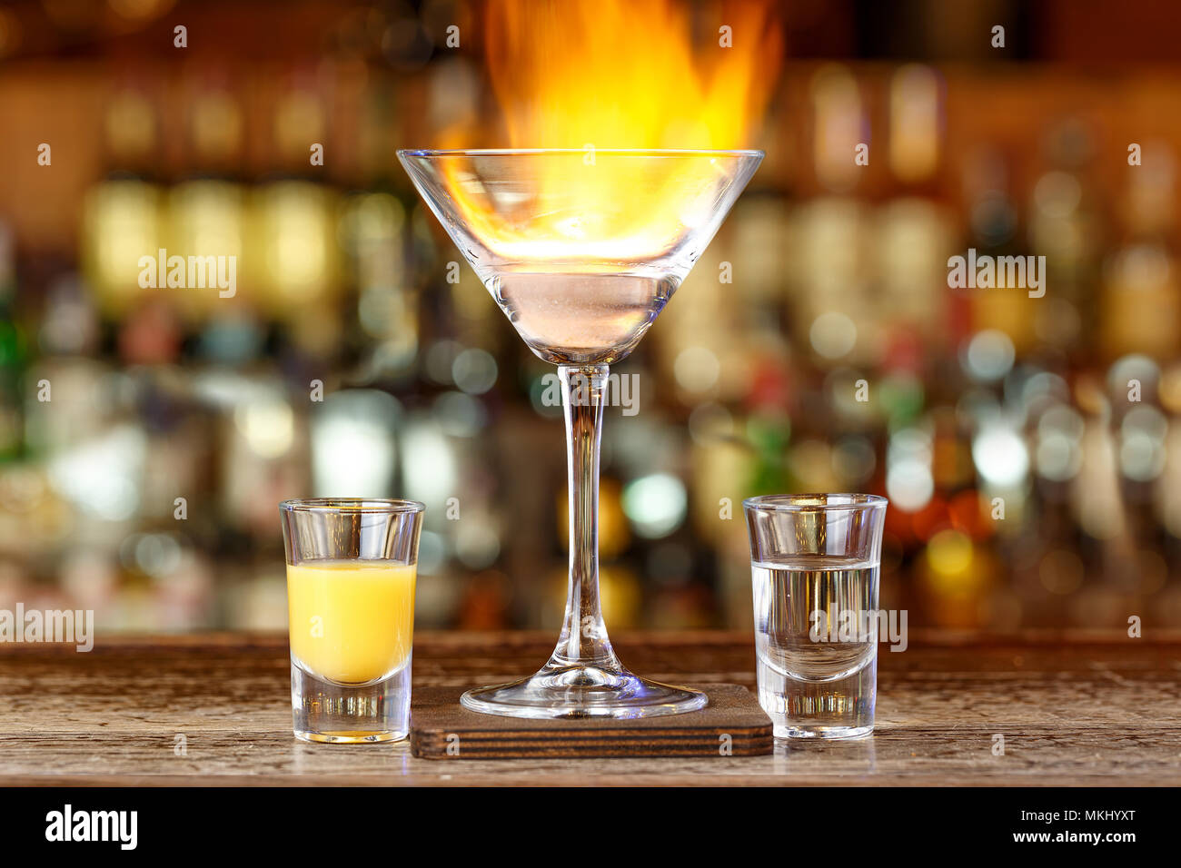 Cocktail auf der Basis von Spirituosen Malibu und rum stehen auf einer Bar in einem Restaurant auf einem verschwommenen Hintergrund der Flaschen Stockfoto